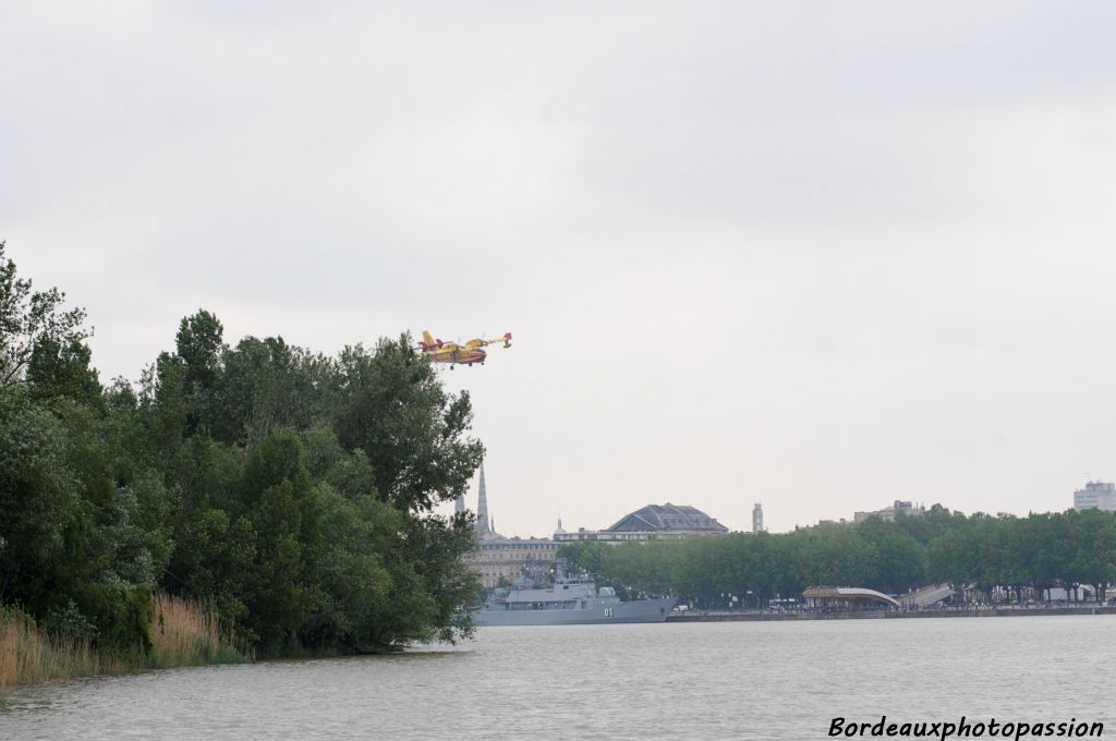 Après un premier passage en duo, le Canadair de la Sécurité civile revient seul sur la Garonne.