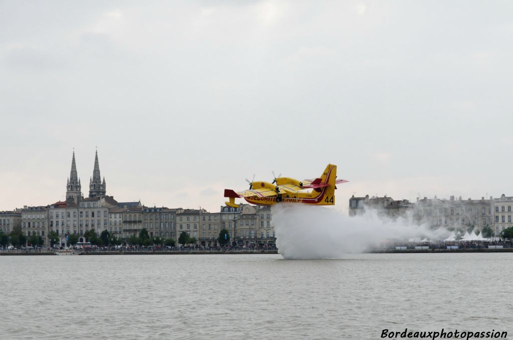 Le largage de 6 tonnes d'eau prises lors d'un écoppage de 12 secondes.