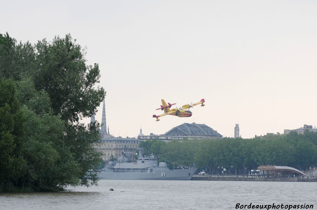 Mais revoilà le Canadair pour un dernier passage...