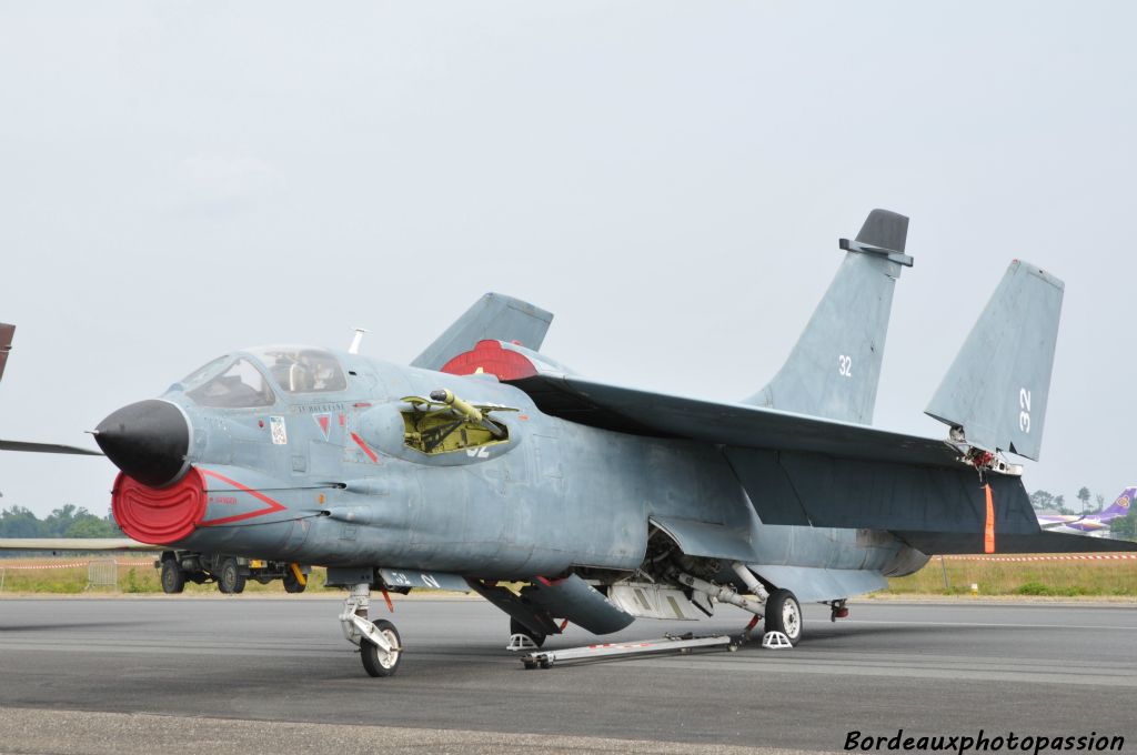 Un Crusader de l'aéronavale française, ailes repliées.