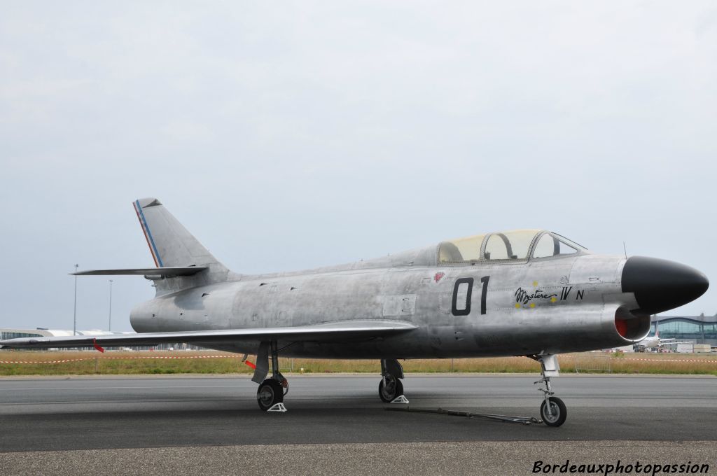 Un Mystère IV N. Sur cet appareil, Jacqueline Auriol  établit un nouveau record mondial de vitesse avec 1 151 km/h en mai 1955.