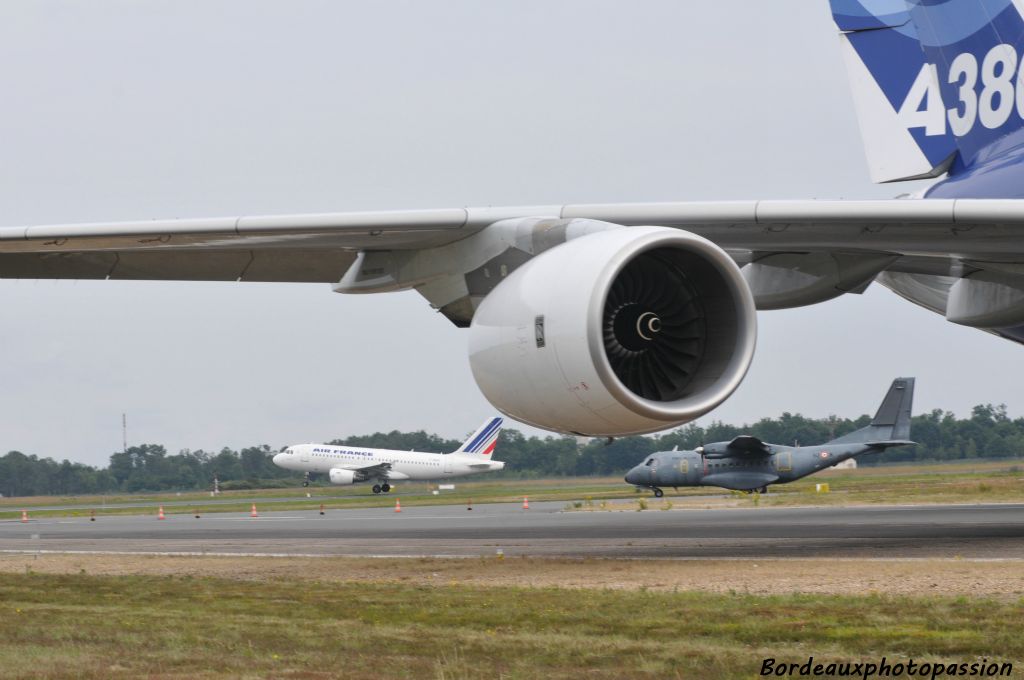 Au cours de ce meeting, le trafic de l'aéroport continue.