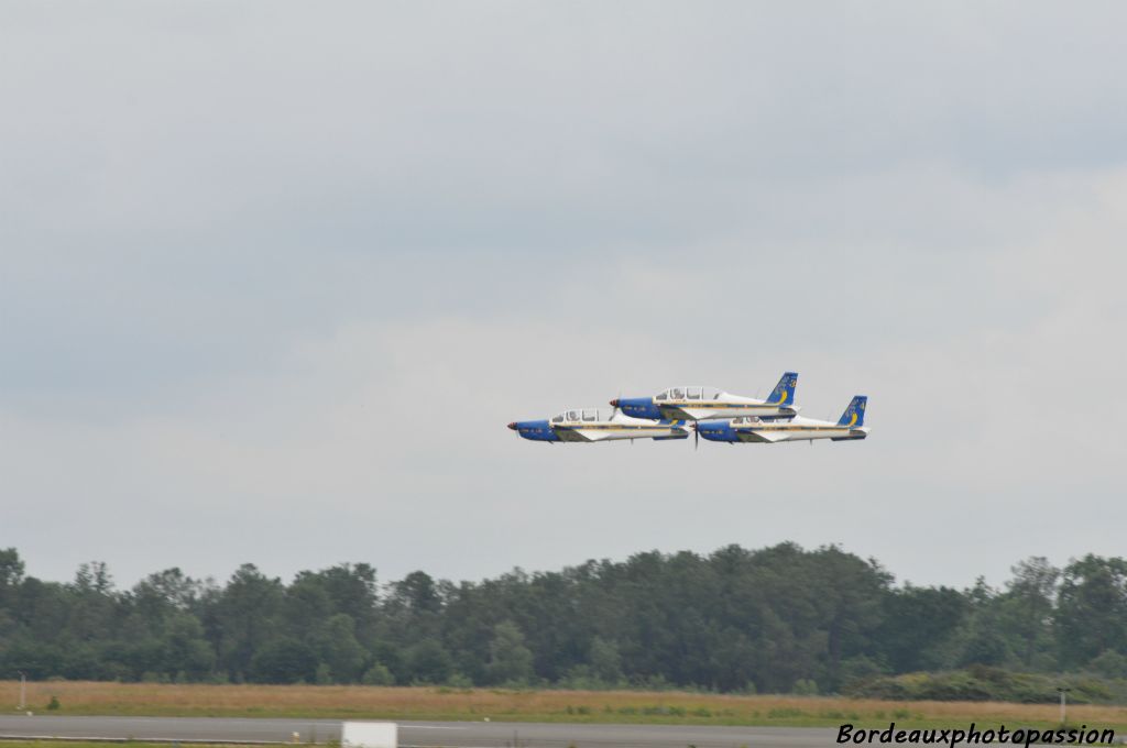 Le cartouche doré de l'armée de l'air, une patrouille de voltige.