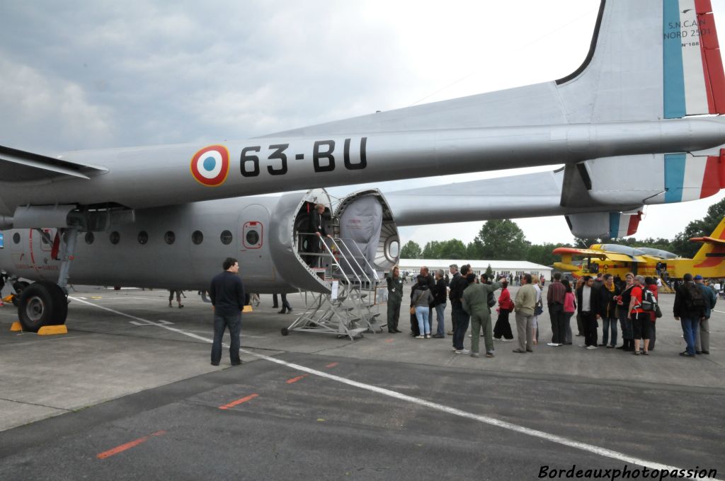 Outre le meeting aérien, de nombreuses expositions statiques attendaient les spectateurs aux hangars. Ici un Nord 2501 et sa file d'attente.