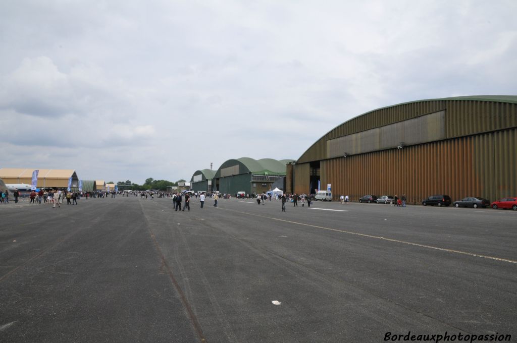 Les hangars datent de 1935, année de construction de la base. Ils abritent entre autre les collections du Conservatoire de l'air et de l'espace d'Aquitaine.