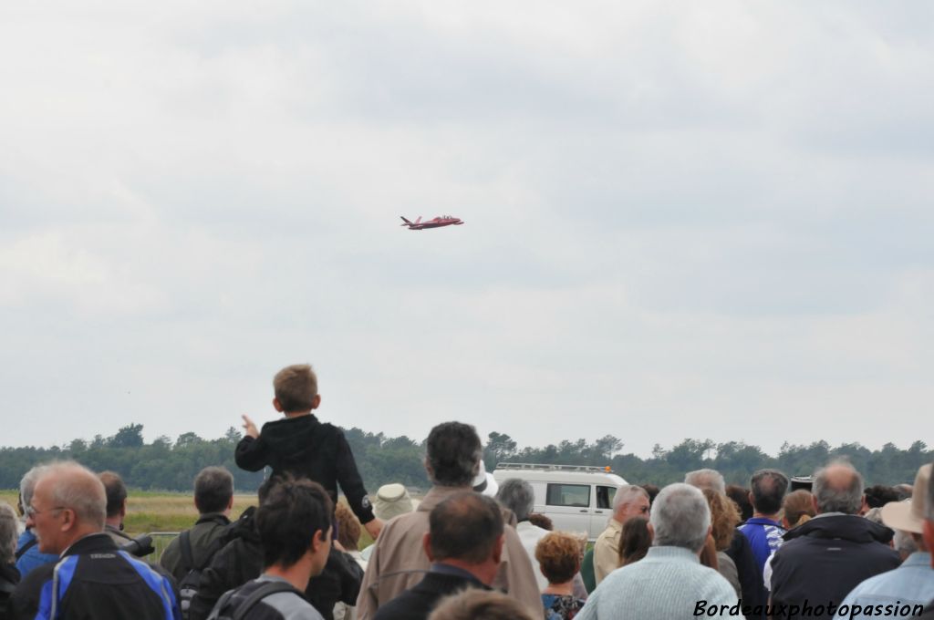 Dehors le sifflement strident caractéristique du Fouga-Magister..