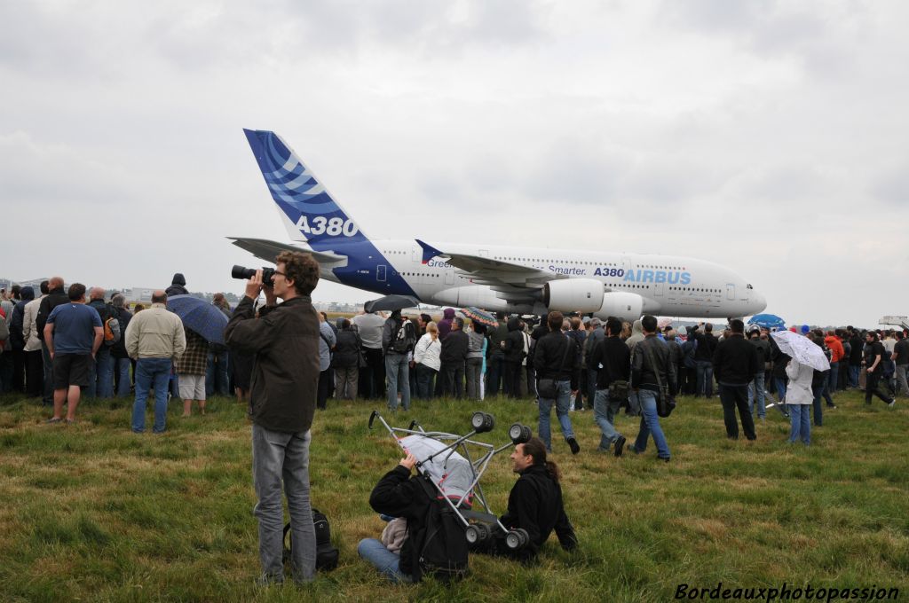 Si la foule se rassemble en fin de meeting près de la piste principale, c'est pour voir partir le monstre de l'air.