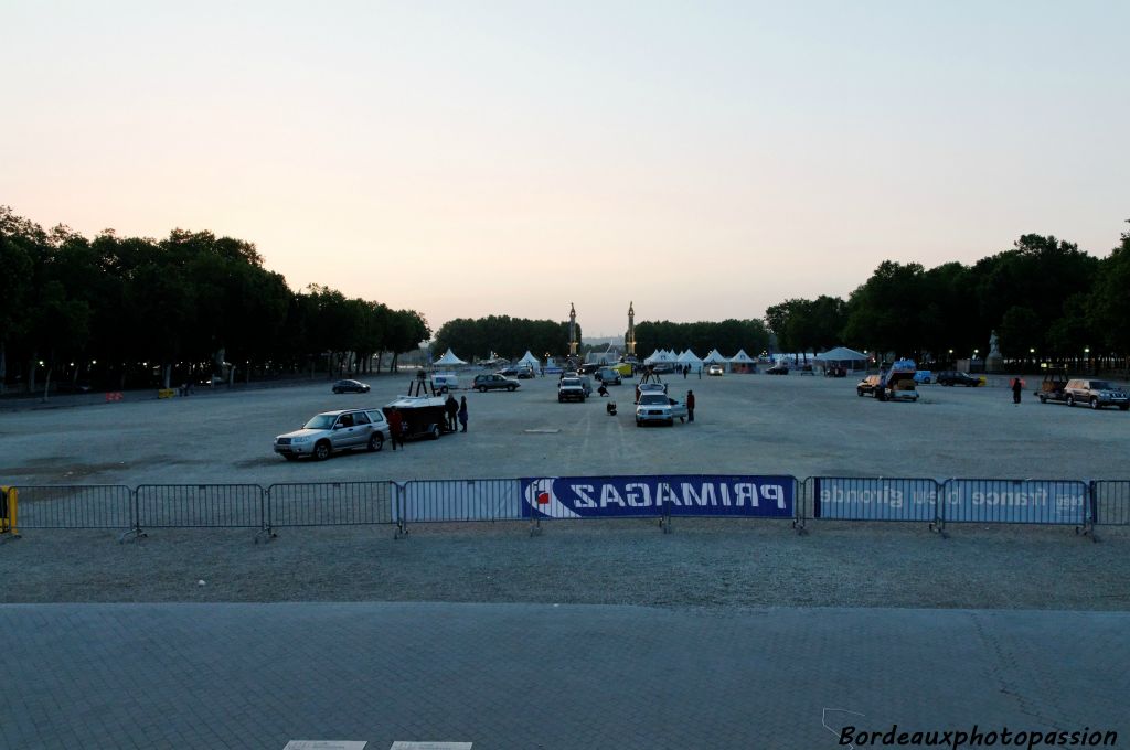 Il est 6 h du matin ce 29 mai 2010. La place des Quinconces s'agite. Véhicules et remorques envahissent l'espace dans le silence.