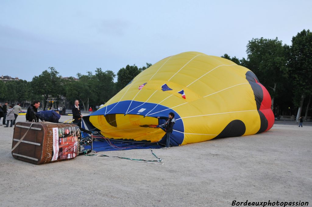 Tenir d'abord l'entrée du ballon doit être bien ouverte face au ventilateur.