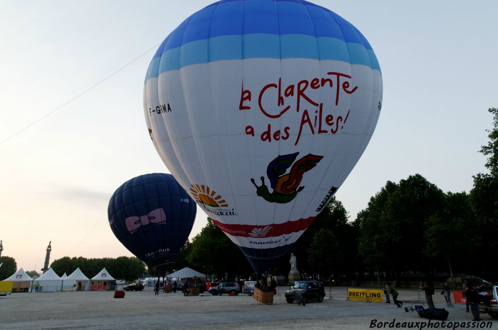 Voilà le premier ballon gonflé à l'air chaud qui se dresse et décolle lentement.