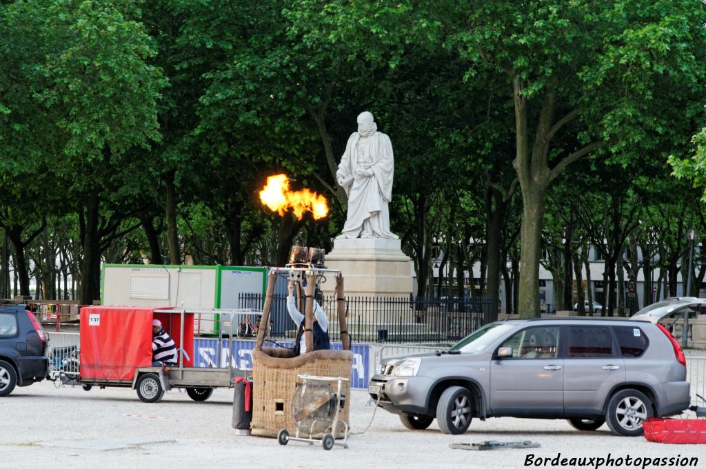 La statue de Montaigne prend tout cela avec une certaine philosophie.