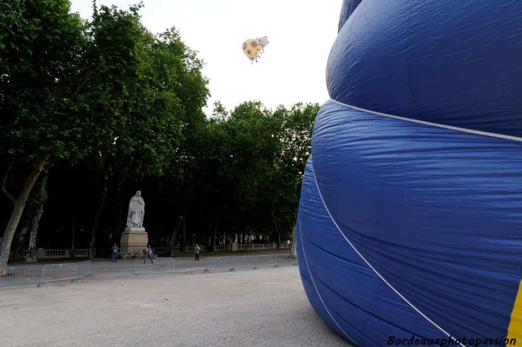 De l'autre côté de la place des Quinconces, c'est Montesquieu qui observe les ballons colorés s'envoler au-dessus de lui.