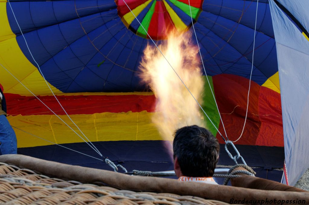 Une attention de tous les instants pour chauffer l'enveloppe et faire se dresser le ballon.