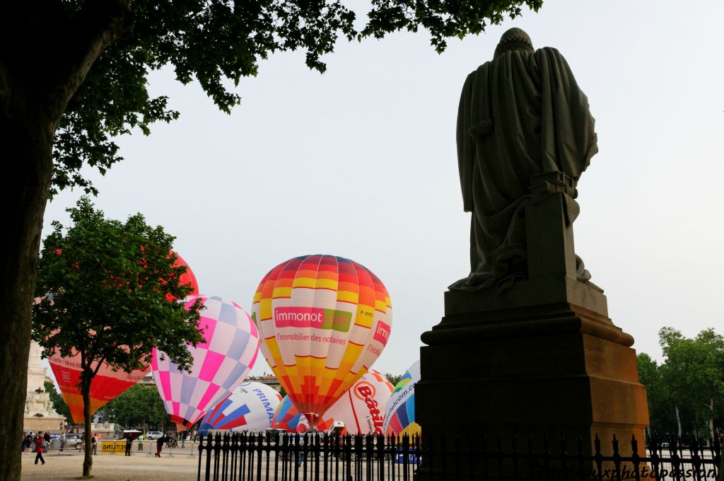 C''est plutôt la statue de Jules Verne qui aurait dû accompagner le départ des ballons ce matin, pas celle de Montaigne.