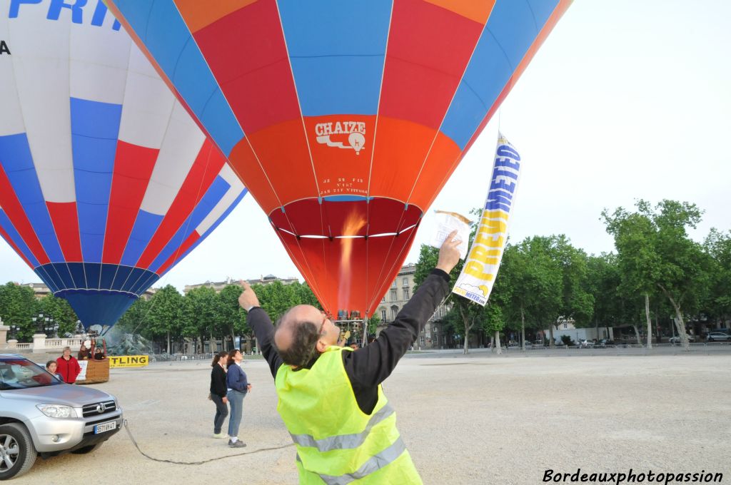 Comme un aiguilleur du ciel, il donne l'autorisation de décoller.