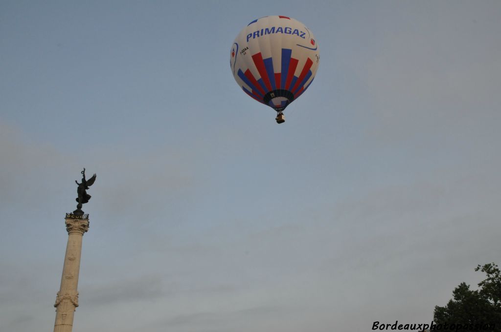 Il est un peu plus de 7 heures quand la dernière montgolfière s'élève dans le ciel bordelais.