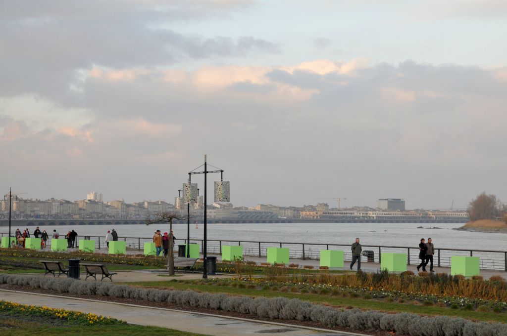 Mais que font ces cubes verts posés le long des quais qui accompagnent piétons, joggeurs et cyclistes ?