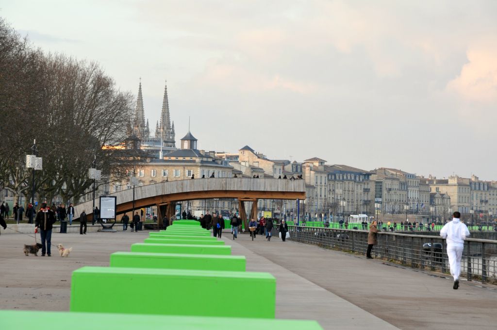 200 cubes répartis de part et d'autre de la passerelle Kawamata... en bois des Landes, elle aussi !