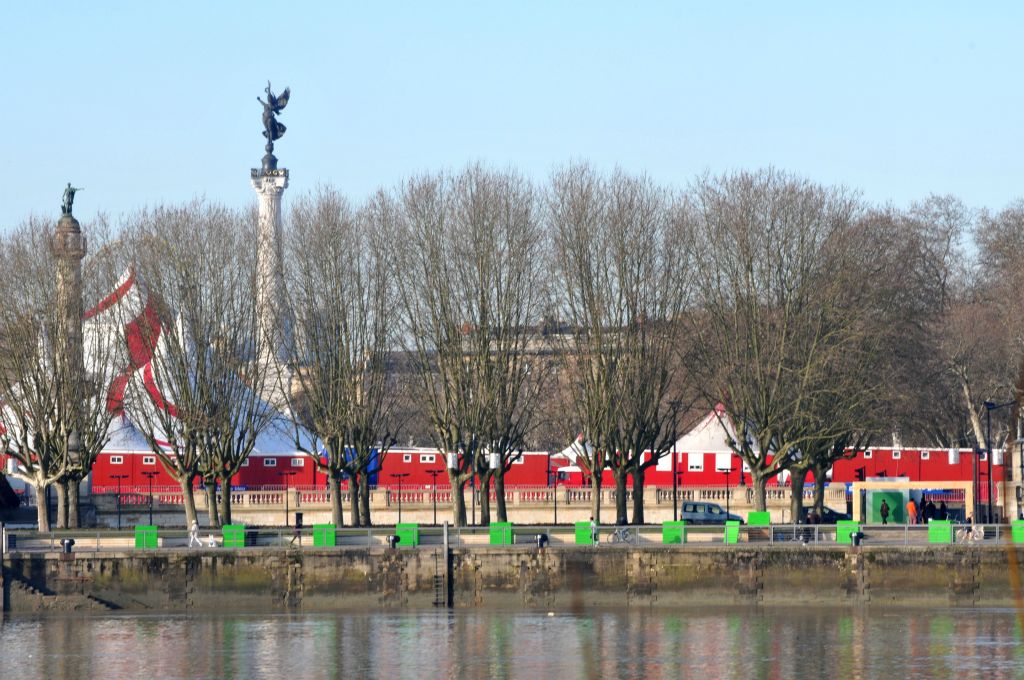 Contraste de couleurs entre les cubes verts et le rouge du cirque Arlette Gruss.