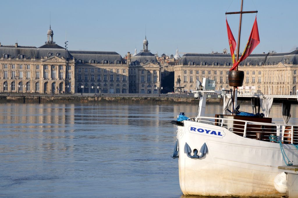 Le Royal est à quai, face à l'ancienne place royale (place de la Bourse).