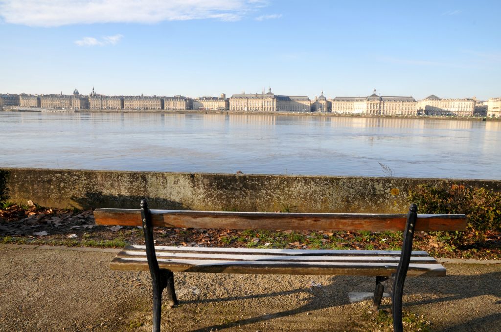 Pas d'amoureux qui se "bécotent sur les bancs publics" pourtant la vue est bien "sympatic".