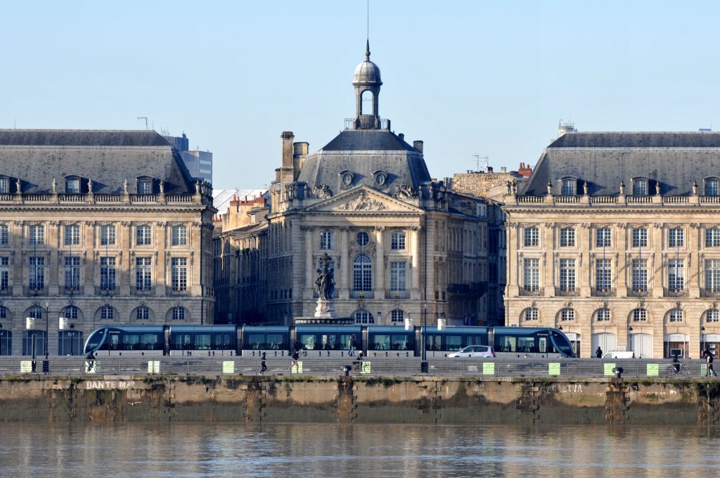 Peu de voyageurs dans ce tramway matinal pour admirer les rayons du soleil jouer avec les façades de la Bourse.