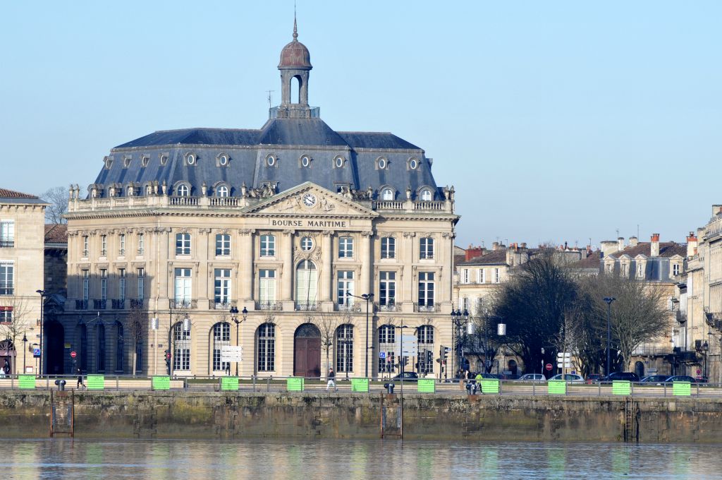 C'est le matin que la lumière met le plus en évidence la façade des quais... et la Bourse maritime.