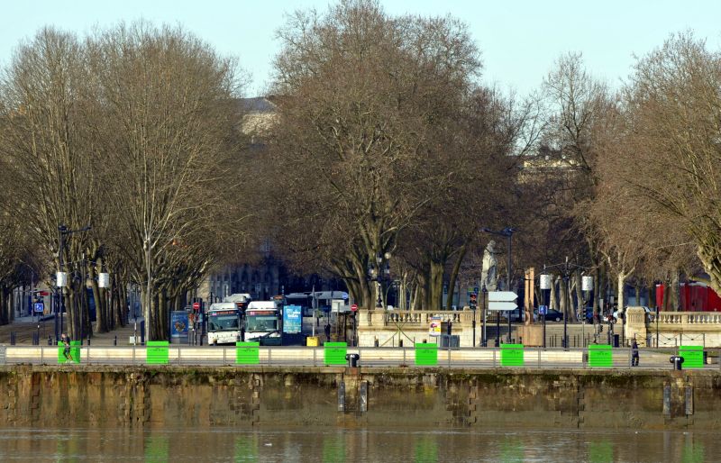 Des cubes verts en face des platanes des Quinconces, pour rappeler qu'un mètre cube de bois peut capter une tonne de C02. Ça laisse Montaigne de marbre !