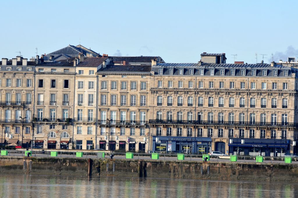 Les laveurs de vitres ont toujours du travail sur les quais. Certains aèrent leur appartement malgré une température fraîche.