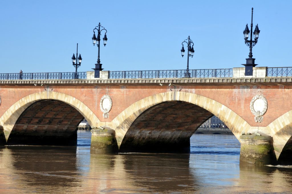 Le pont de pierre côté amont capte tous les rayons du soleil.