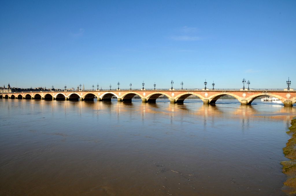 Il fut l'un des plus longs ponts du monde au XVIIIe siècle.