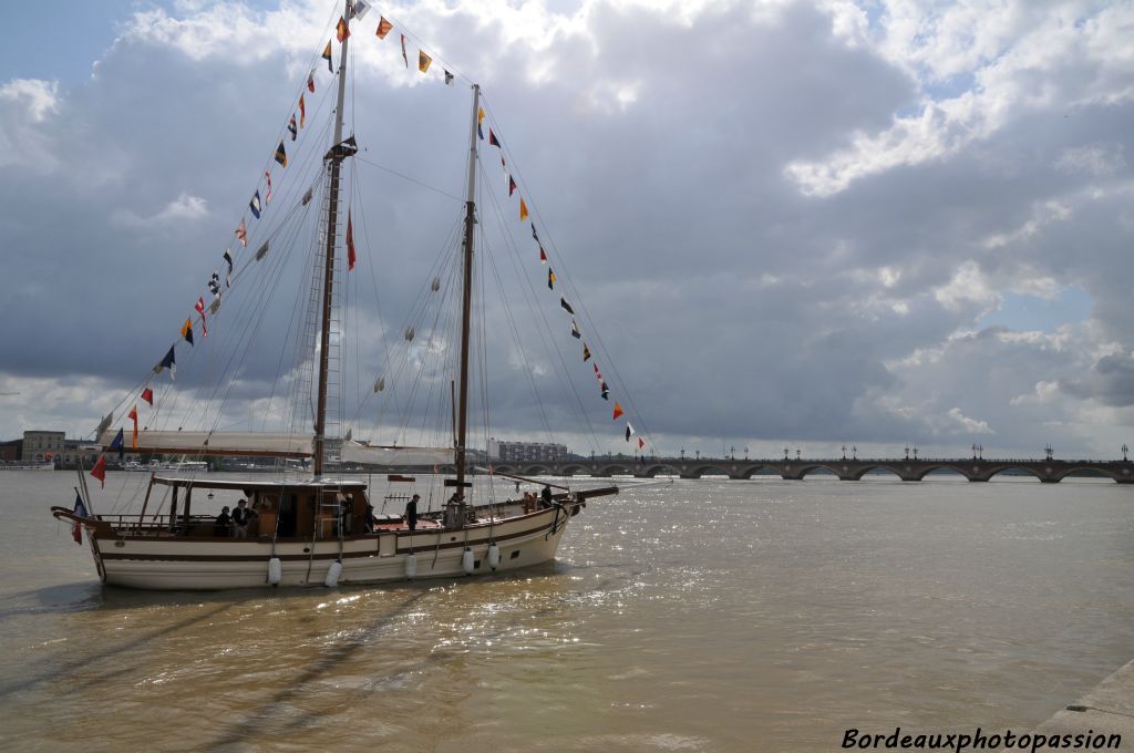 La goélette se dirige vers le ponton du quai Richelieu où nous avons rendez-vous avec l'équipage.