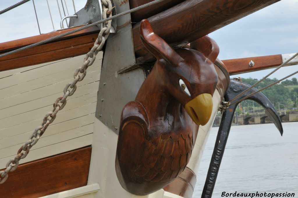 A la proue, un impressionnant griffon, à la fois aigle, lion aux oreilles de cheval, nous accueille.