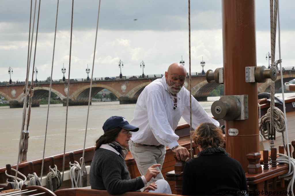 Jean-Yves et Angeline ont réalisé 4 tours du monde en bateau, construits 4 bateaux soit  14 ans de vie sur l'eau. Ils répondent aux questions d'une journaliste.