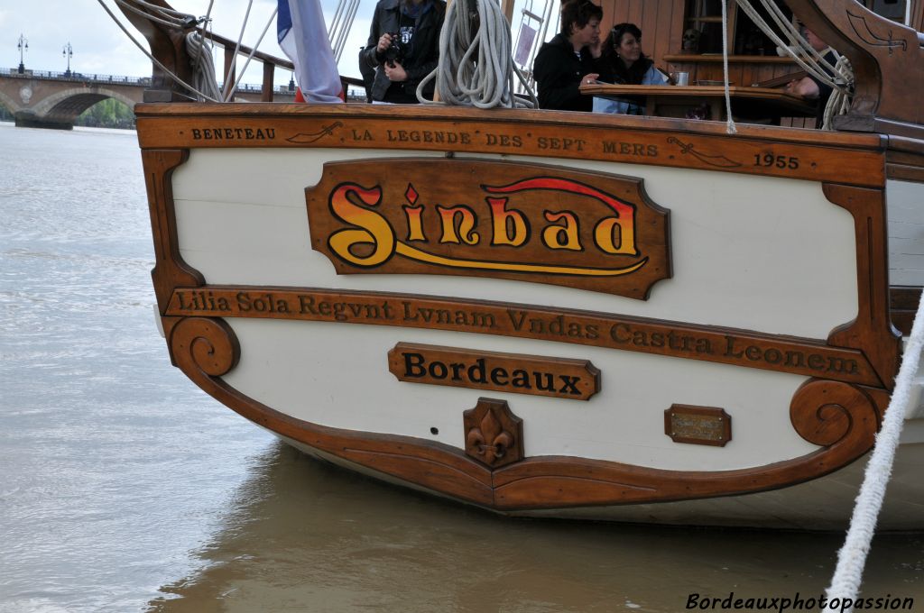 Sinbad le marin et la légende des 7 mers, Jean-Yves choisit le nom de ce héros pour son bateau qu'il a mis 4 ans à reconstruire aux bassins à flots de Bordeaux. Il a inscrit la devise de Bordeaux à la poupe de sa goélette.
