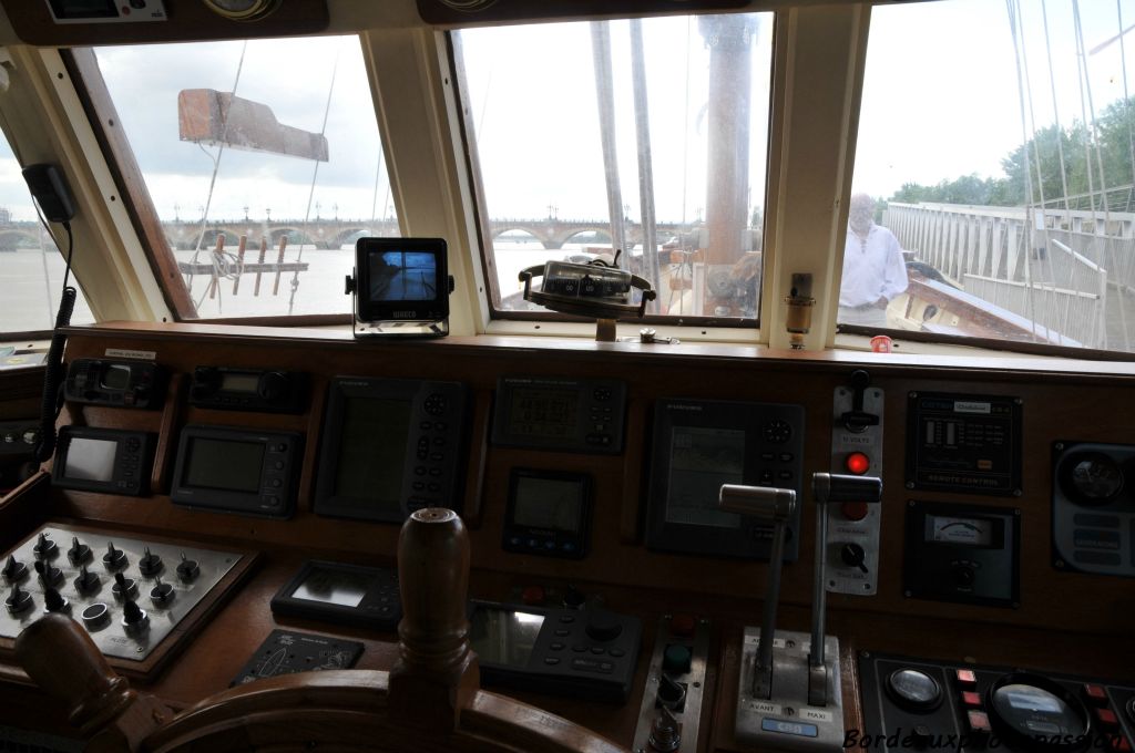 La cabine possède les appareils indispensables à la navigation moderne.