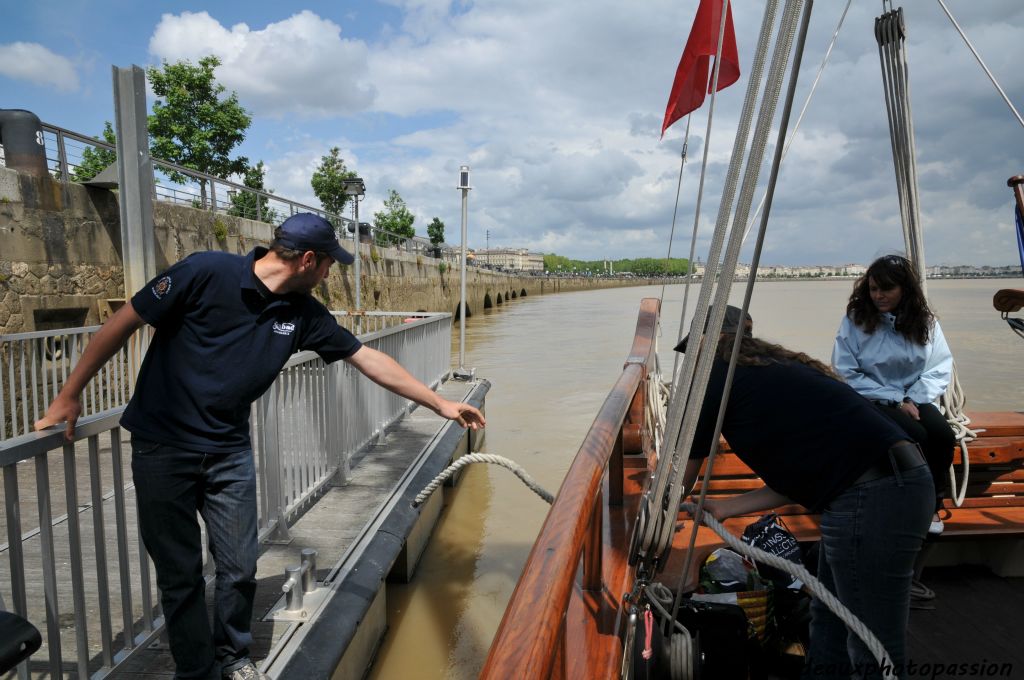 Branle-bas de combat, le Sinbad quitte le ponton du quai Richelieu.