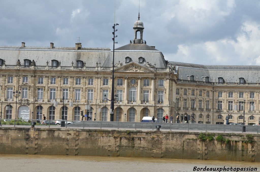 La façade des quais nous apparaît en  contre-plongée amplifiée. Elle défile comme dans un interminable travelling. C'est d'abord le musée national des Douanes qui s'offre à nos yeux surpris...