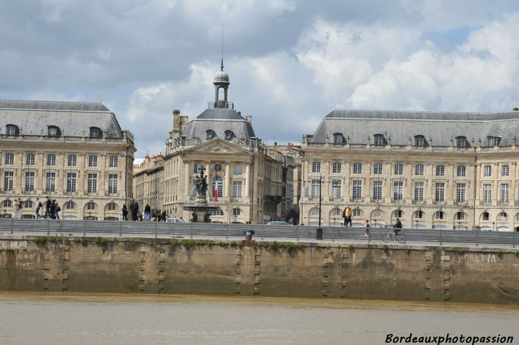 puis c'est la place de la Bourse où le miroir d'eau semble avoir disparu...