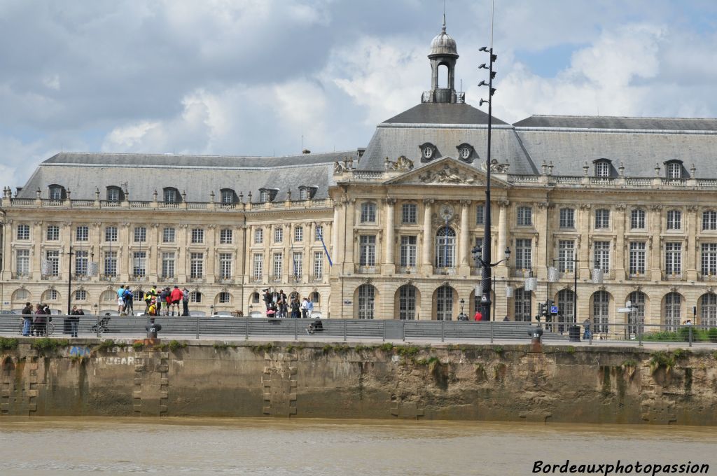 et le palais de la Bourse...