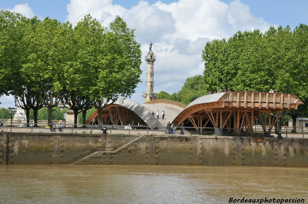 En face de la place des Quinconces, la passerelle Kawamata accueille une des colonnes rostrales. La démolition de cette œuvre en pin des Landes est prévue pour l'été.