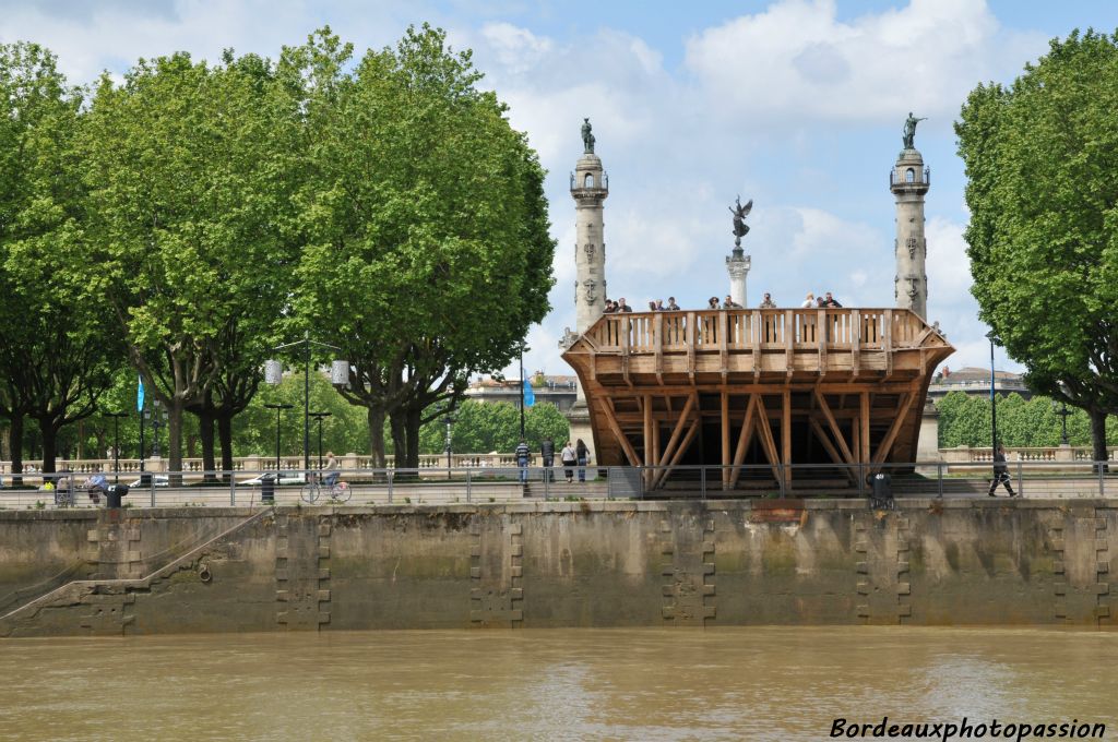 Vue insolite des jumelles colonnes  rostrales et du monument aux Girondins. Pourtant à cet instant, les spectateurs n'ont d'yeux que pour la goélette Sinbad qui passe tout près.