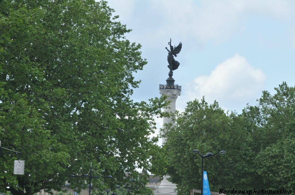 La République ailée semble s'envoler au-dessus des platanes...