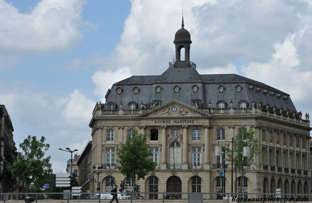 On se croirait encore au XVIIIe siècle avec la Bourse maritine. Elle a été pourtant construite entre 1921 et 1925 ! Il s'agit d'une réplique du pavillon central de la place de la Bourse.