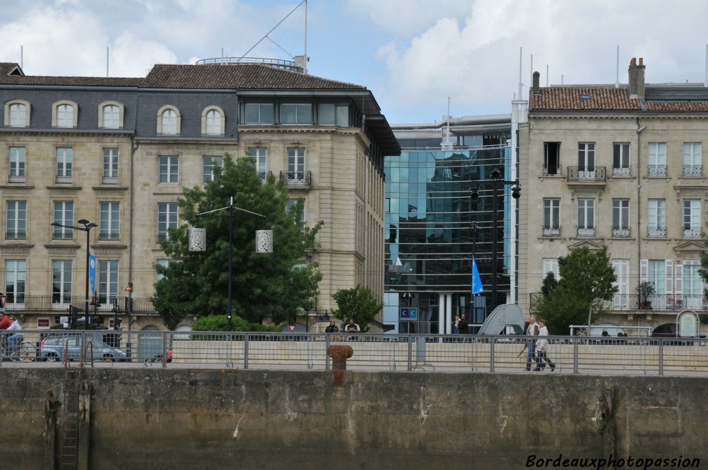 Il fallait être très attentif pour apercevoir dans une brèche de la façade XVIIIe siècle, celle de la cité mondiale du vin (1992) dédiée de nos jours aux congrès et réunions d'affaires.