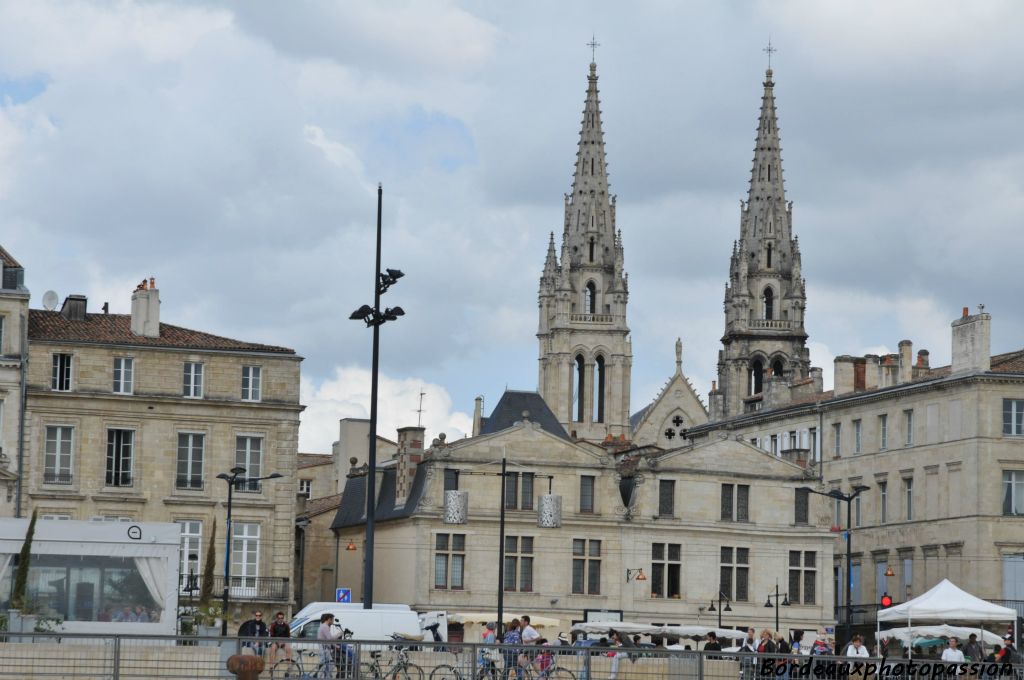 L'église Saint Louis des Chartrons avec deux belles maisons flammandes au premier plan.