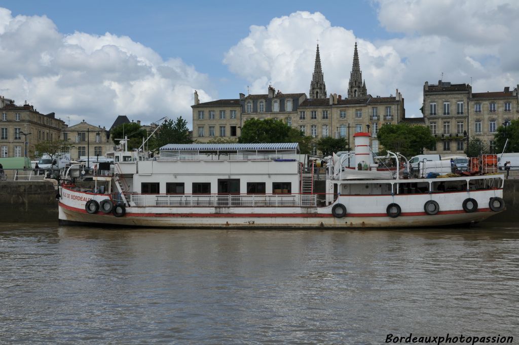 Le "Ville de Bordeaux" est encore à quai. Il commencera ses balades sur le port de la lune dans l'après-midi.