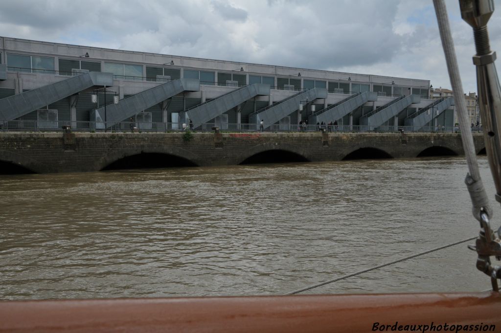 Le hangar 14, réhabilité en 1999 accueille des dizaines de manifestations chaque année. Depuis le pont du Sinbad sa ligne nous apparaît dans son ensemble ce qui n'est pas le cas lorsqu'on se balade sur les quais. 