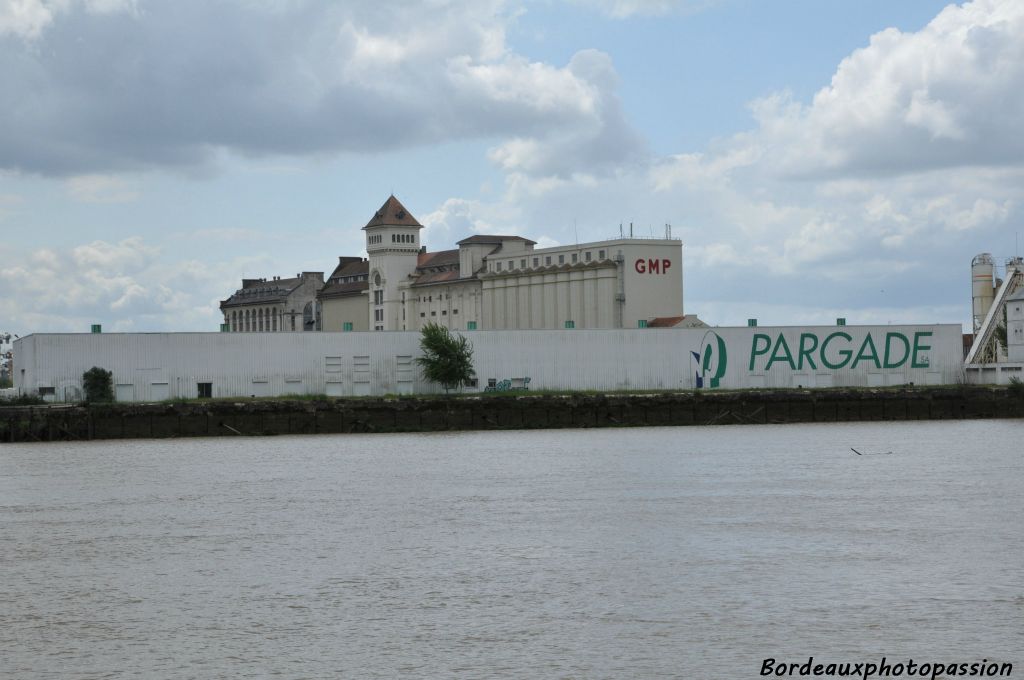 Contraste : Il suffit de pivoter à 180° sur le pont du Sinbad pour se retrouver à observer un paysage plus industriel sur la rive droite : les Grands Moulins de Paris (minoterie et meunerie) et Pargade (bâtiment)