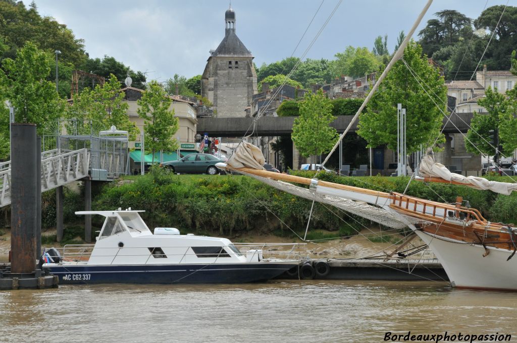 Sur la rive droite, on s'approche du ponton au pied de Lormont. L'église Saint Martin en a vu passer des bateaux !